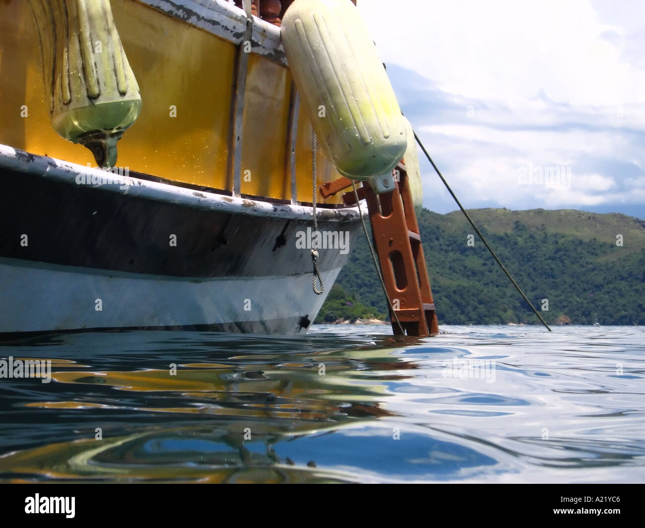 Yacht im Meer Parati Brasilien Südamerika Stockfoto