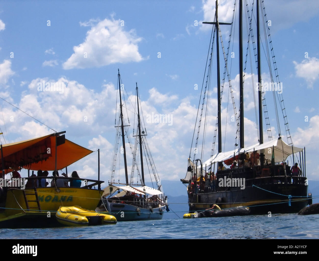 Angelboote/Fischerboote mit Touristen Parati Brasilien Südamerika Stockfoto