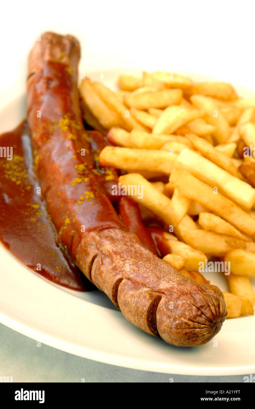Deutsche Currywurst mit Pommes Frites Stockfotografie - Alamy