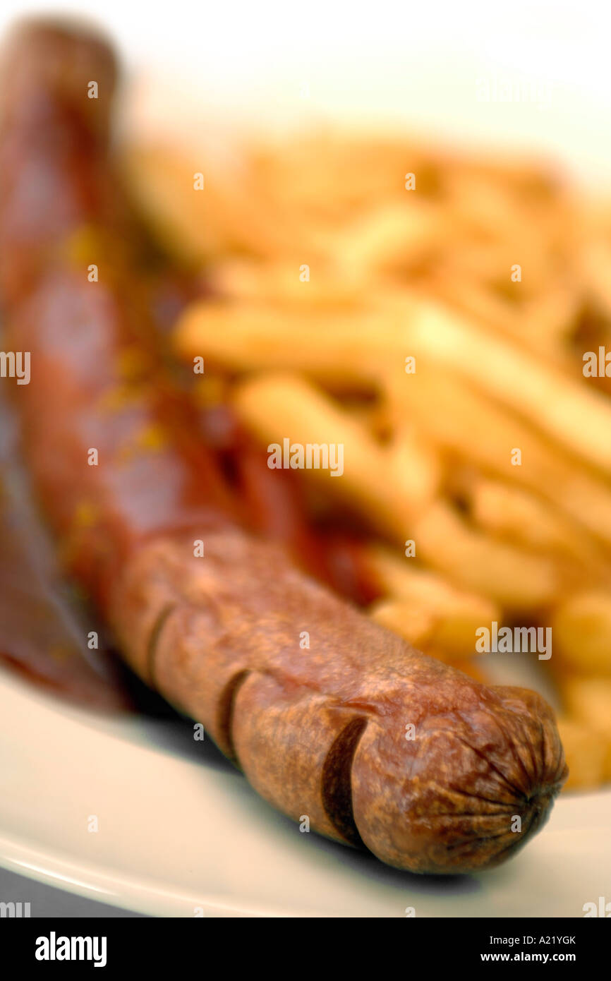 Deutsche Currywurst mit Pommes Frites. Stockfoto