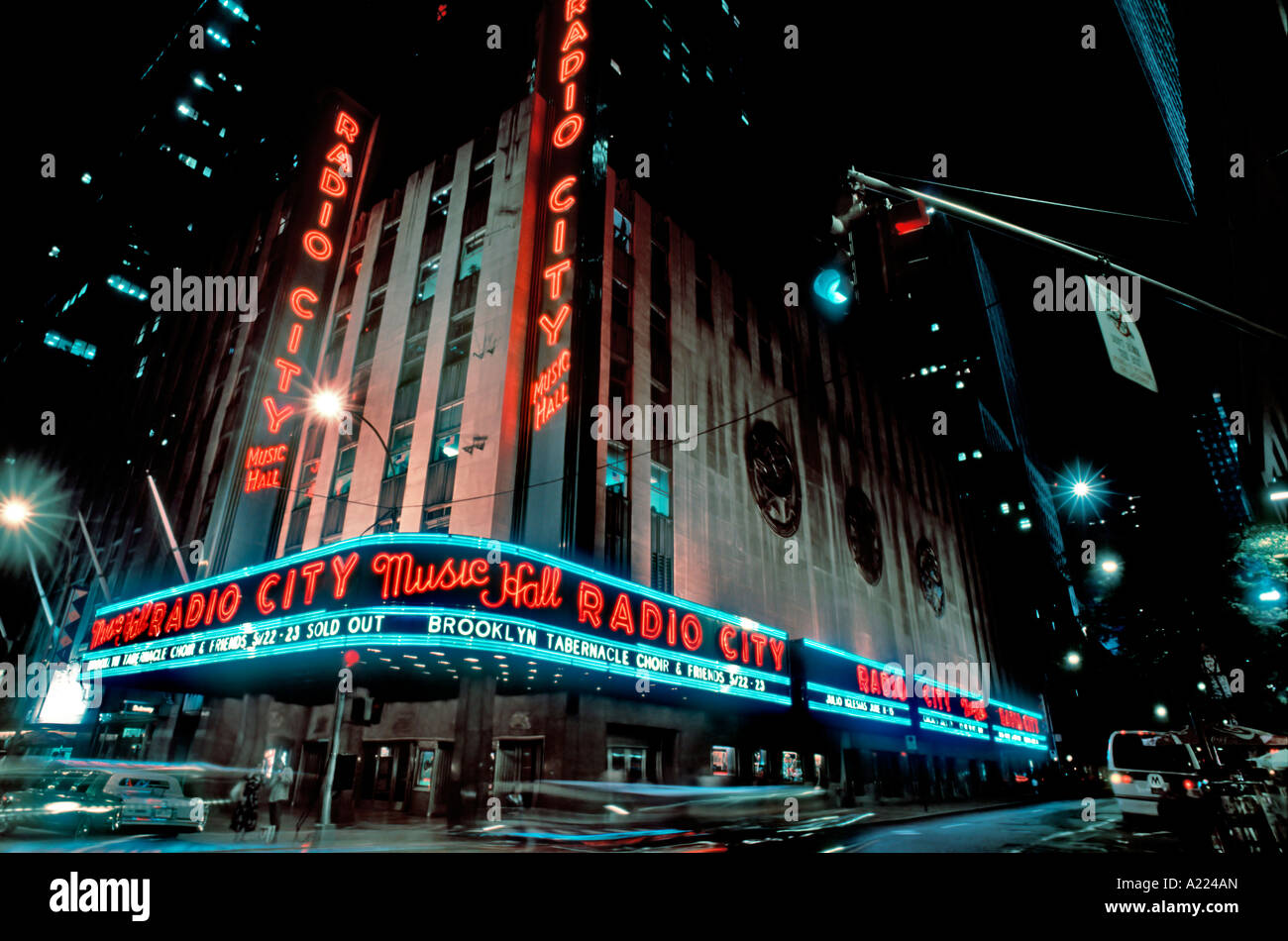 New York, NY, Straßenszene mit "Radio City Music Hall" Theater am Nacht, Rockefeller Center, Lichtreklame Stockfoto
