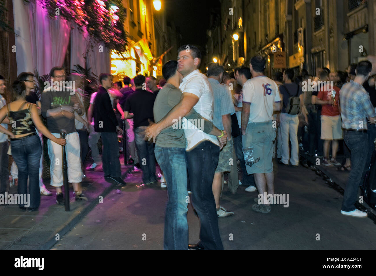 Paris Frankreich, große Menschenmassen, schwules Paar, umarmt auf der Straße im Viertel 'Le Marais' nach 'Gay Pride' in der Stadt bei Nacht, feiert Freiheit Stockfoto