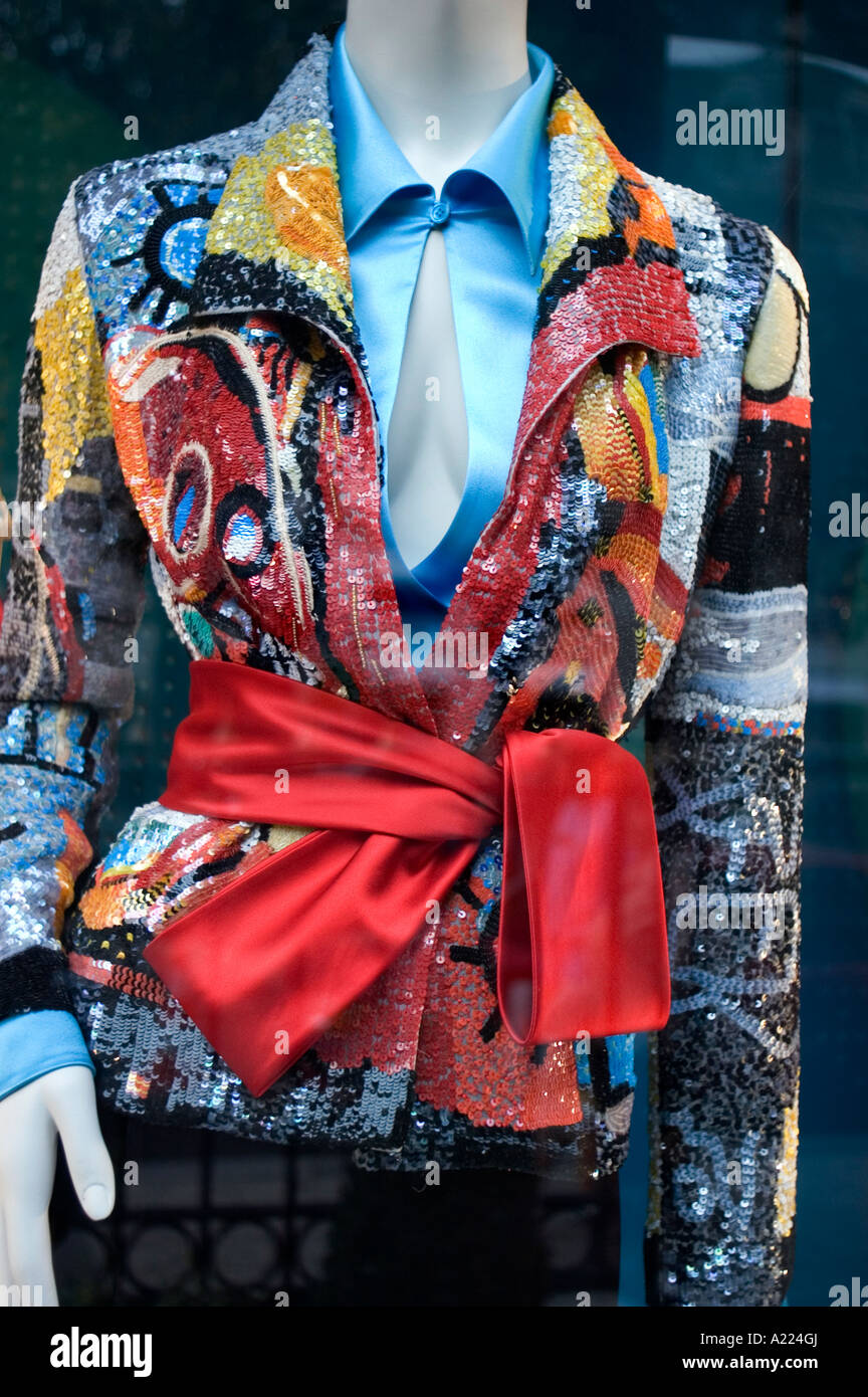 Paris Frankreich, Shopping Luxusmarken Shops Detail Schaufenster  'Valentine' mit 9 000 Euro Schaufensterjacke Mode, Mode Label, Fashion  Mannequinss Stockfotografie - Alamy