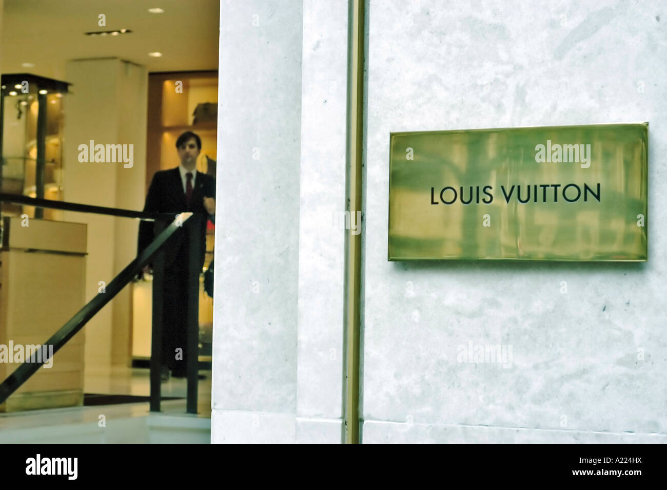 Paris Frankreich, Einkaufen vor Zeichen von Louis Vuitton LVMH