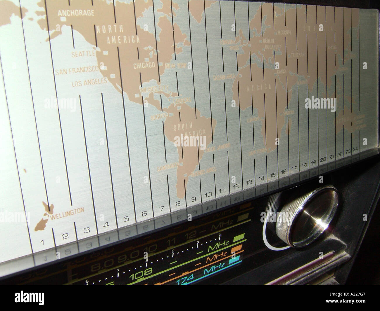 Karte mit Weltzeiten auf ein Kurzwellen-Radio. Stockfoto