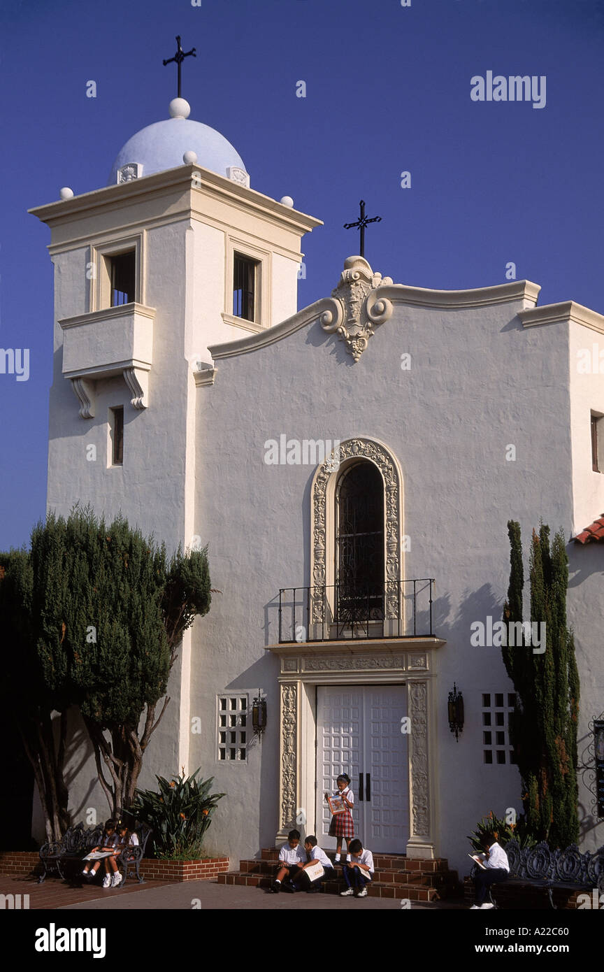 Schülerinnen und Schüler sitzen vor der Nuestra Senora de Guadalupe Baujahr 1931 San Diego Kalifornien USA J Greenberg Stockfoto