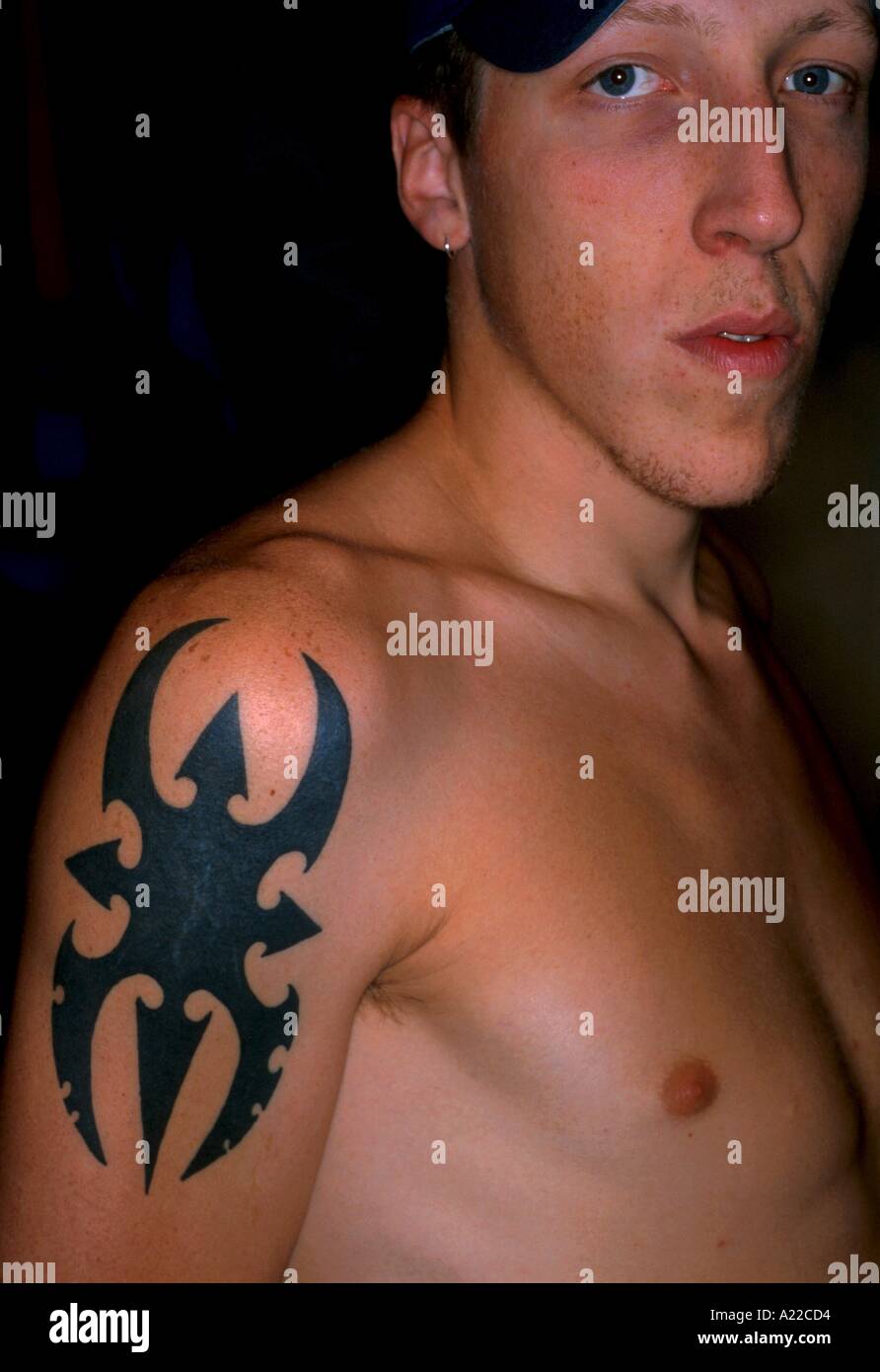 Nahaufnahme von Tattoo auf Mann s Oberarm J Brouard Modell veröffentlicht Stockfoto