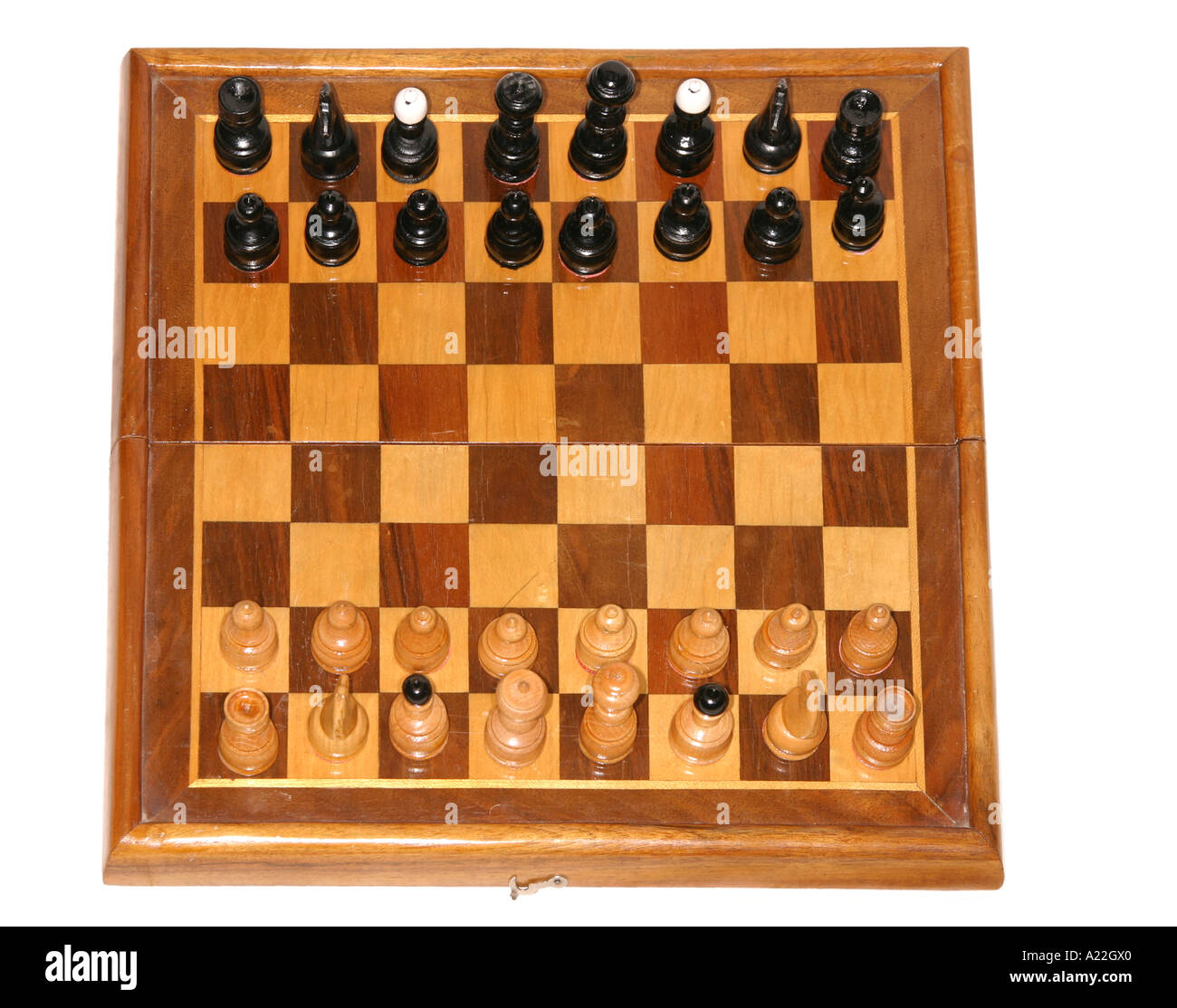 Alte hölzerne Schachbrett mit allen Stücken von oben Stockfoto