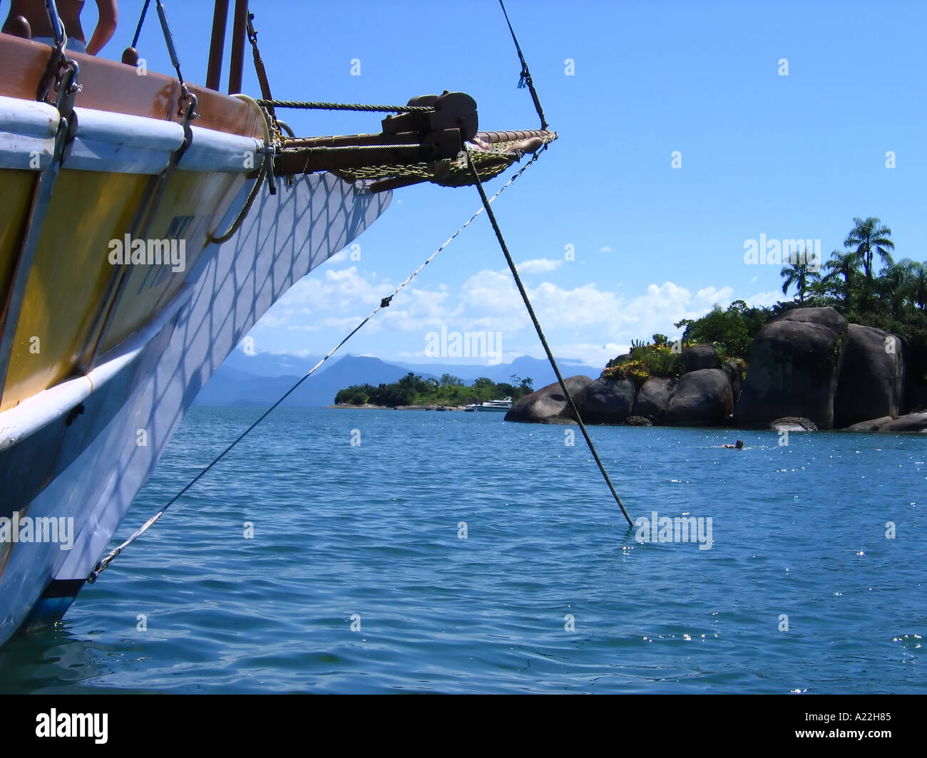 Boot im Wasser, Parati, Rio De Janeiro, Brasilien Stockfoto