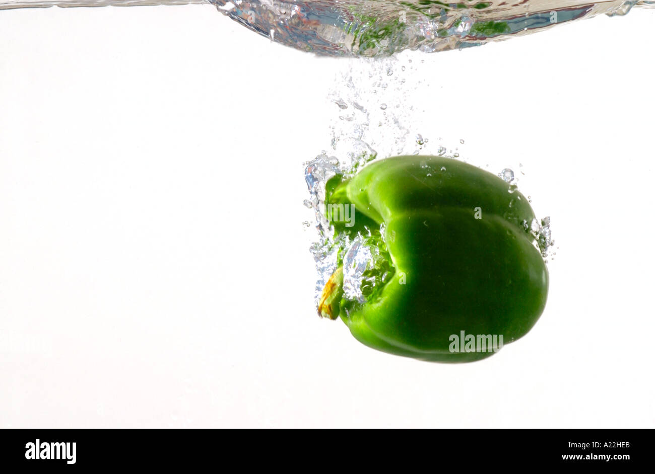 Paprika-Gemüse fiel ins Wasser macht Sprung Stockfoto