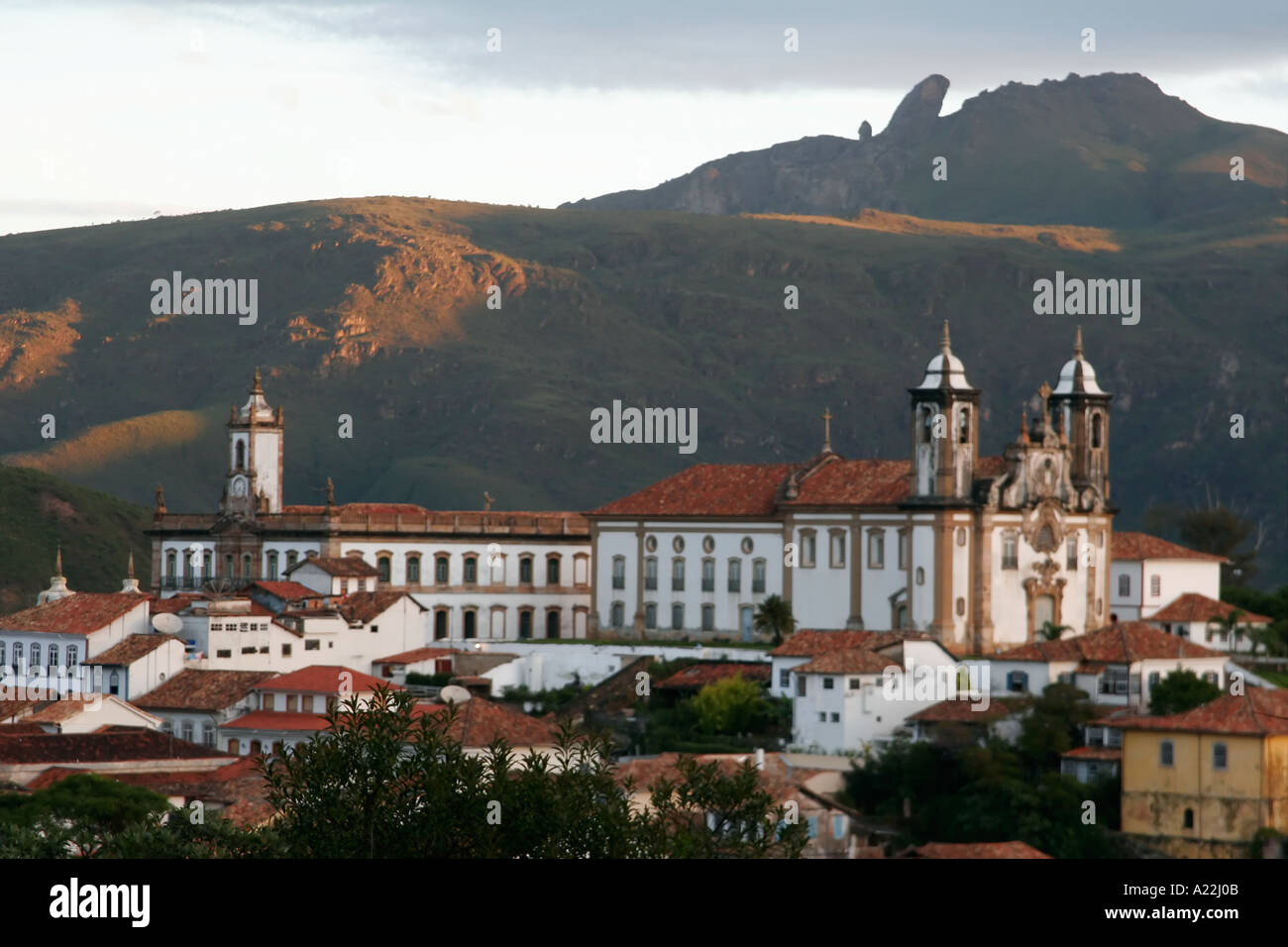 Kathedrale von Ouro Preto mit Blick auf den Itacolomi Park im Hintergrund Minas Gerais Brasilien Südamerika Stockfoto