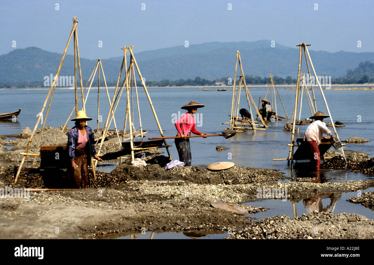 Frauen waschen Sie traditionell Gold an den Ufern des Flusses Irrawaddy Ayerwaddy in Birma, Myanmar Stockfoto