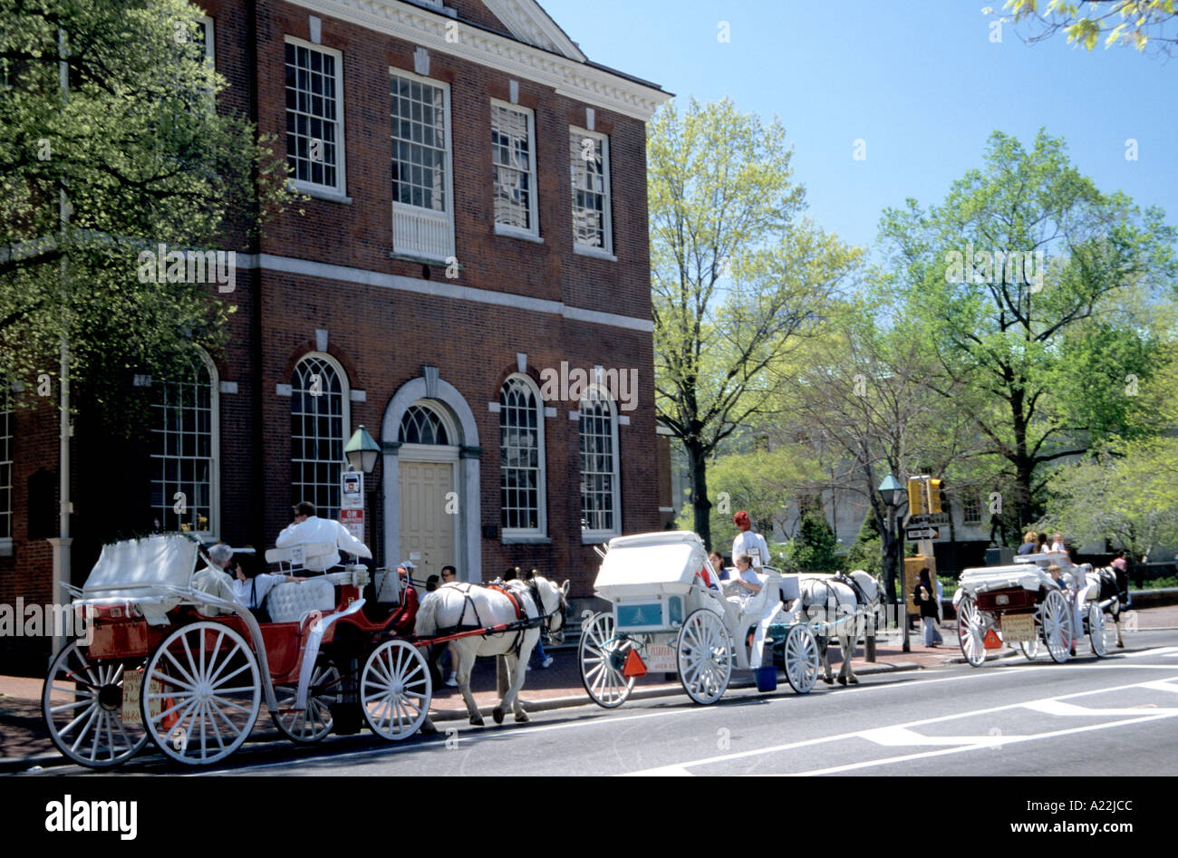 Pferdekutschen bieten Sightseeing-Transport in der Stadt von Philadelphia Stockfoto