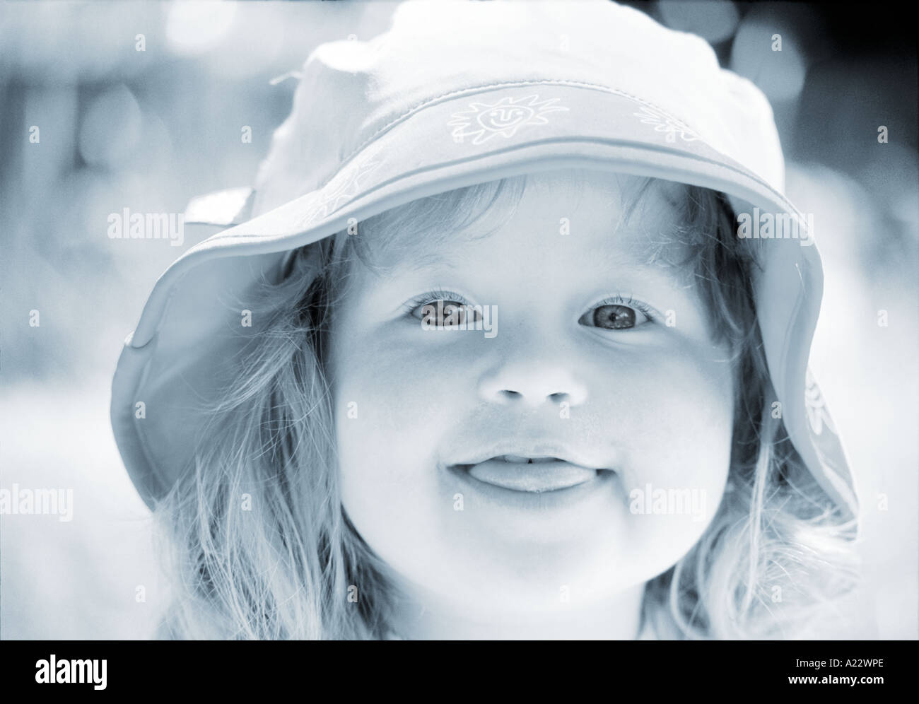 Kleines Mädchen mit Hut Stockfoto
