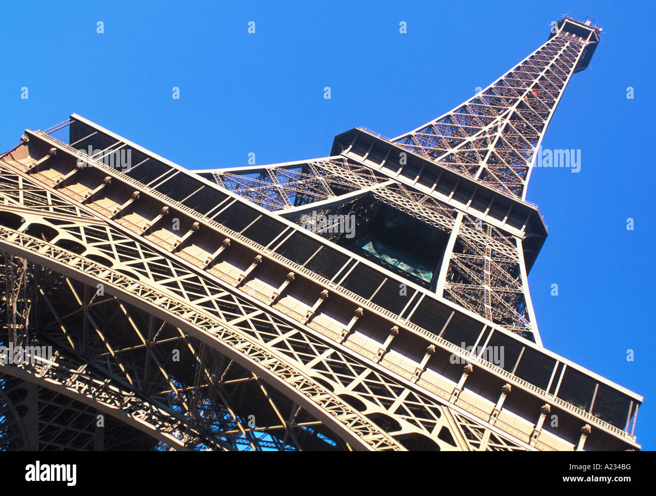 Eiffelturm, Frankreich, Paris. Nahaufnahme des ikonischen Denkmals an einem schönen Tag aus der Nähe. Historisches französisches Jugendstil-Touristenzentrum. Stockfoto