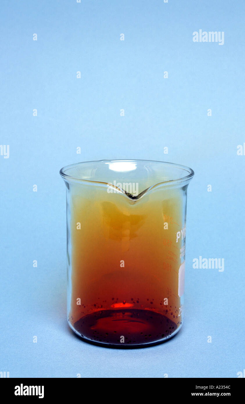 flüssiges Brom in ein Becherglas Stockfoto