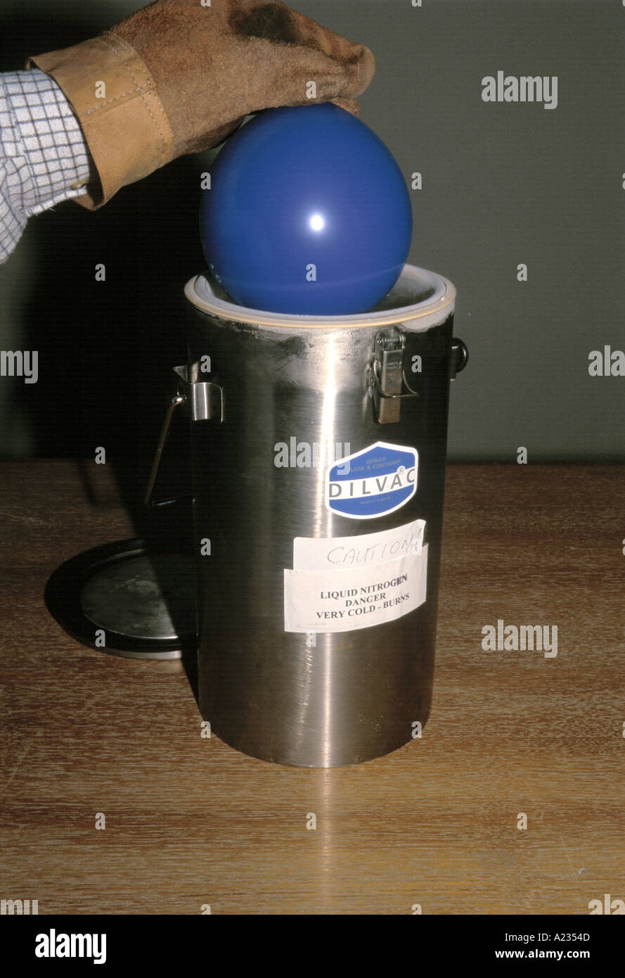 Ballon aufgeblasen mit Luft wird in flüssigem Stickstoff abgesenkt (siehe A2353E für, nachdem der Ballon in flüssigem Stickstoff wurde) Stockfoto