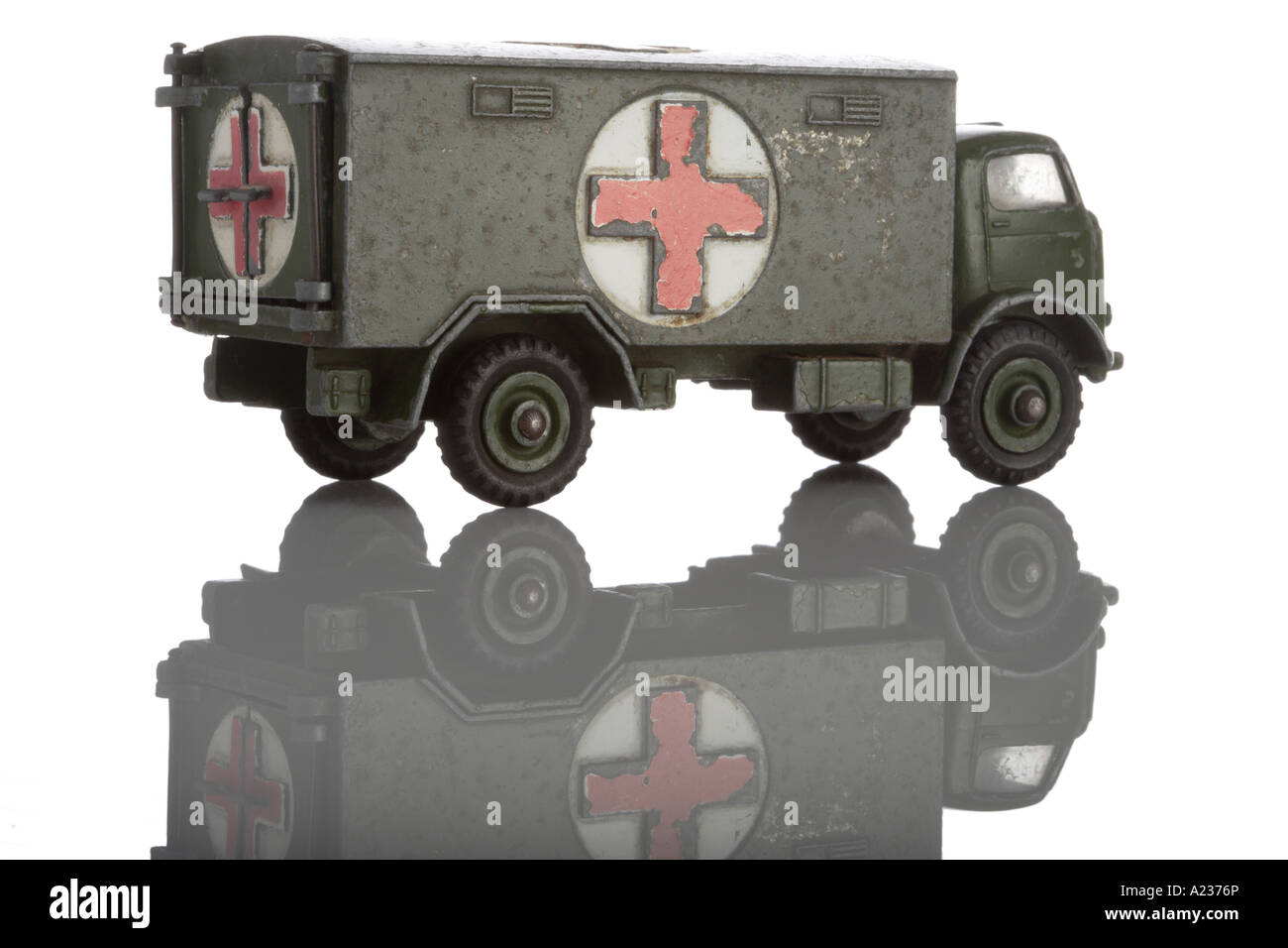 Weltkrieg zwei rote Kreuz Krankenwagen Spielzeug Stockfoto
