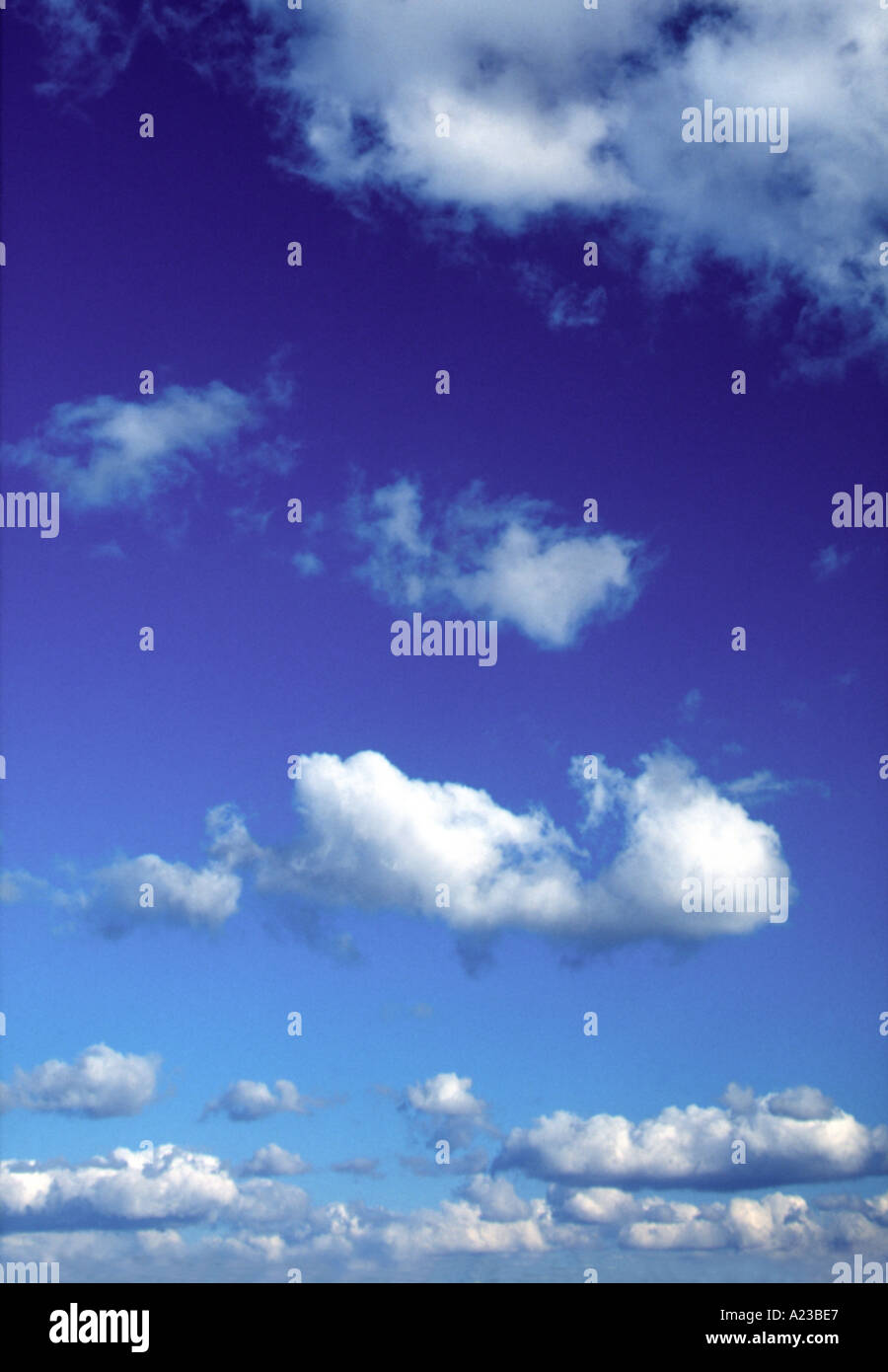 blauer Himmel und weiße Wolken Stockfoto