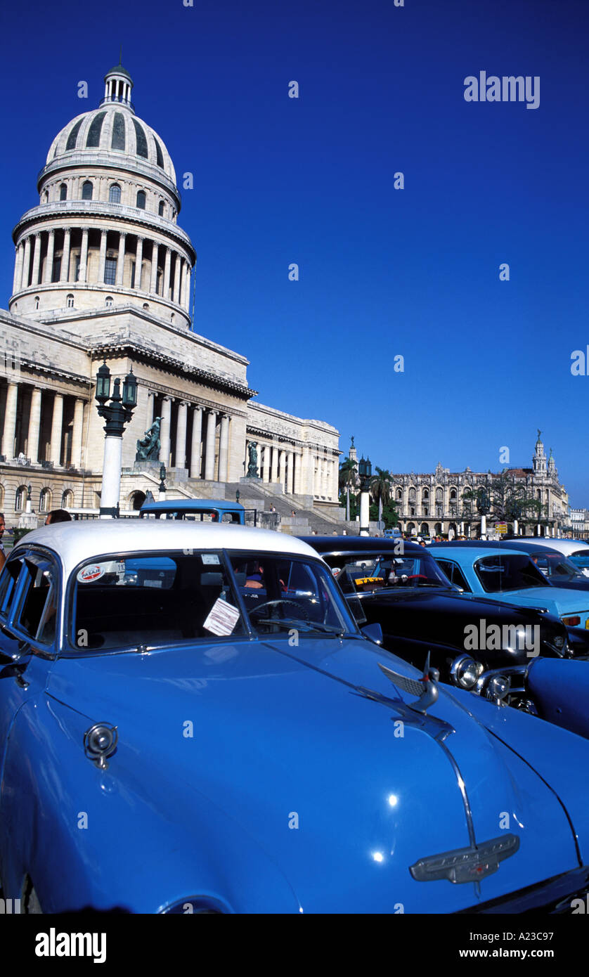 Kuba Havanna Capitolio Nacional kubanische Akademie der Wissenschaften National Library of Science und Technologie 1950 s Chevrolet Auto Stockfoto