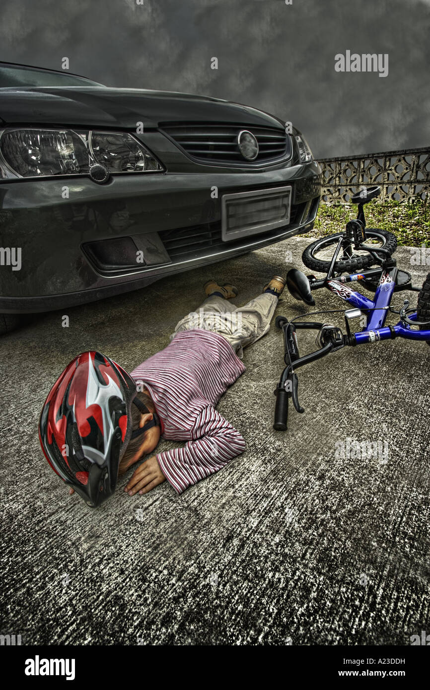 Kind-Radfahrer-Autounfall Stockfoto