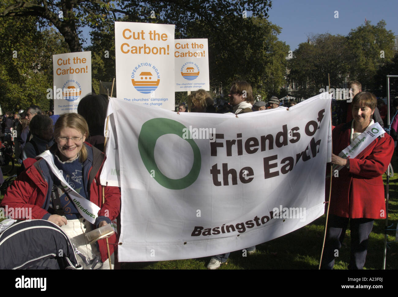 Feind Basisngstoke vor der amerikanischen Botschaft vor i Graf-Klima-Änderung-Demonstration in Trafalgar Sq London marschieren Stockfoto