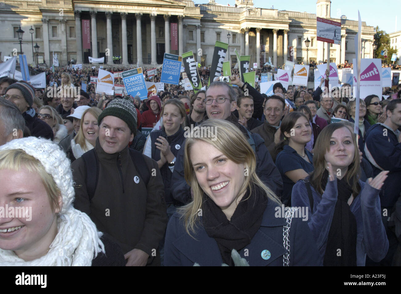glücklich Menschenmenge beobachten, wie die Auswirkungen des Klimawandels auf einem großen Bildschirm Film im I Count Klima ändern Demonstratio rückgängig gemacht werden Stockfoto