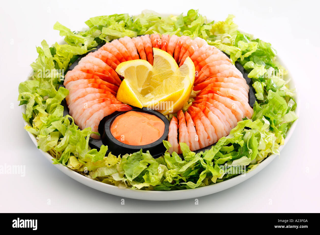 Garnelen-Ring mit rose Marie Dip, Keile Zitrone und Salat auf dem Teller garnieren Stockfoto