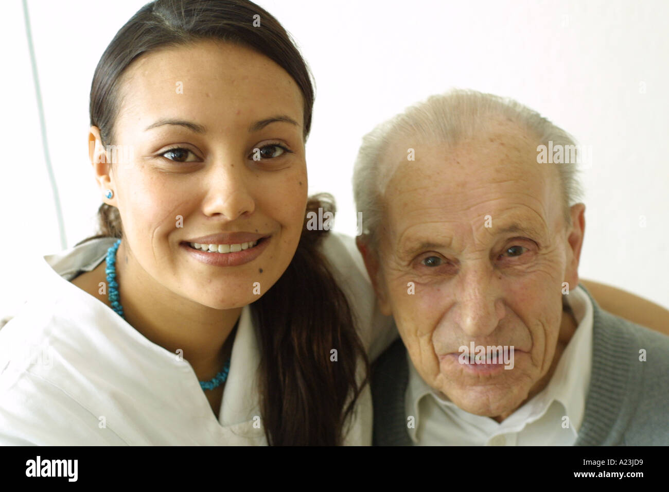 Porträt eines alten Mannes im Pflegeheim mit Betreuer Stockfoto