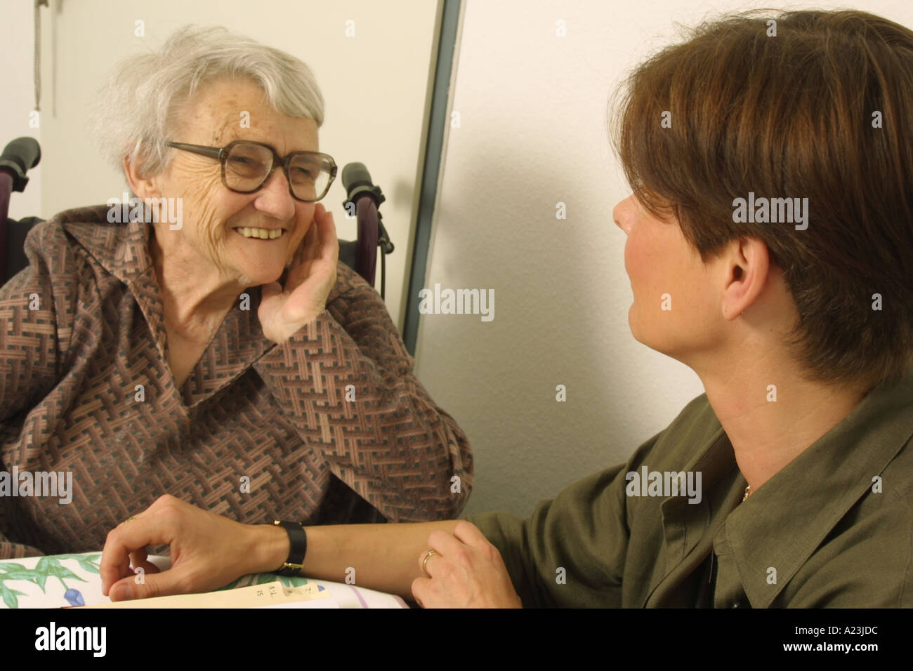 Bildnis einer alten Dame im Pflegeheim mit Betreuer Stockfoto