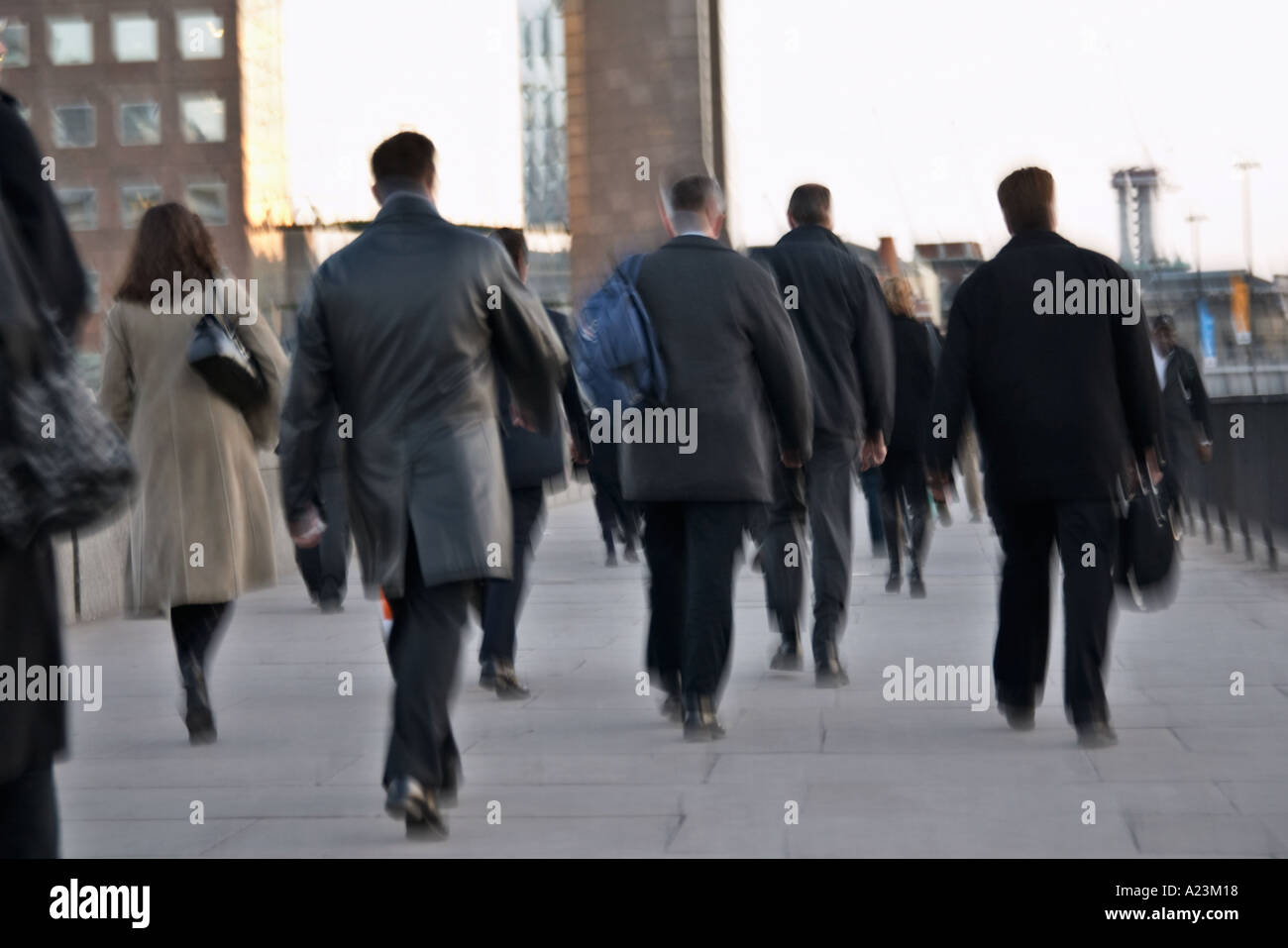 Massen von Menschen Pendler auf der Londoner Brücke zu Fuß zur Arbeit Stockfoto