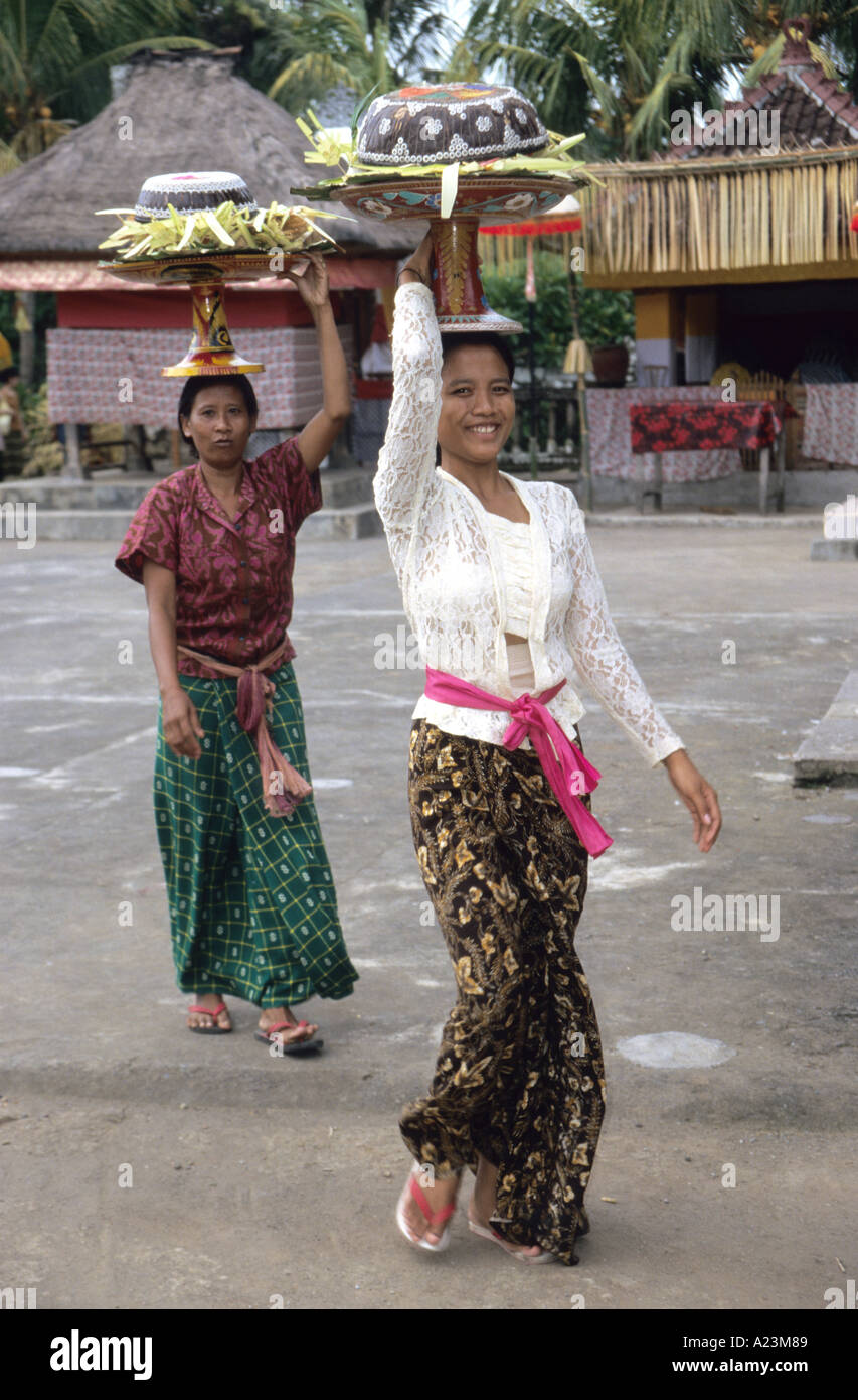 Tempelopfern gemacht von der lokalen Bevölkerung für Festtage in Bali, Indonesien oft durchgeführt, um den Tempel auf den Köpfen der Frauen Stockfoto