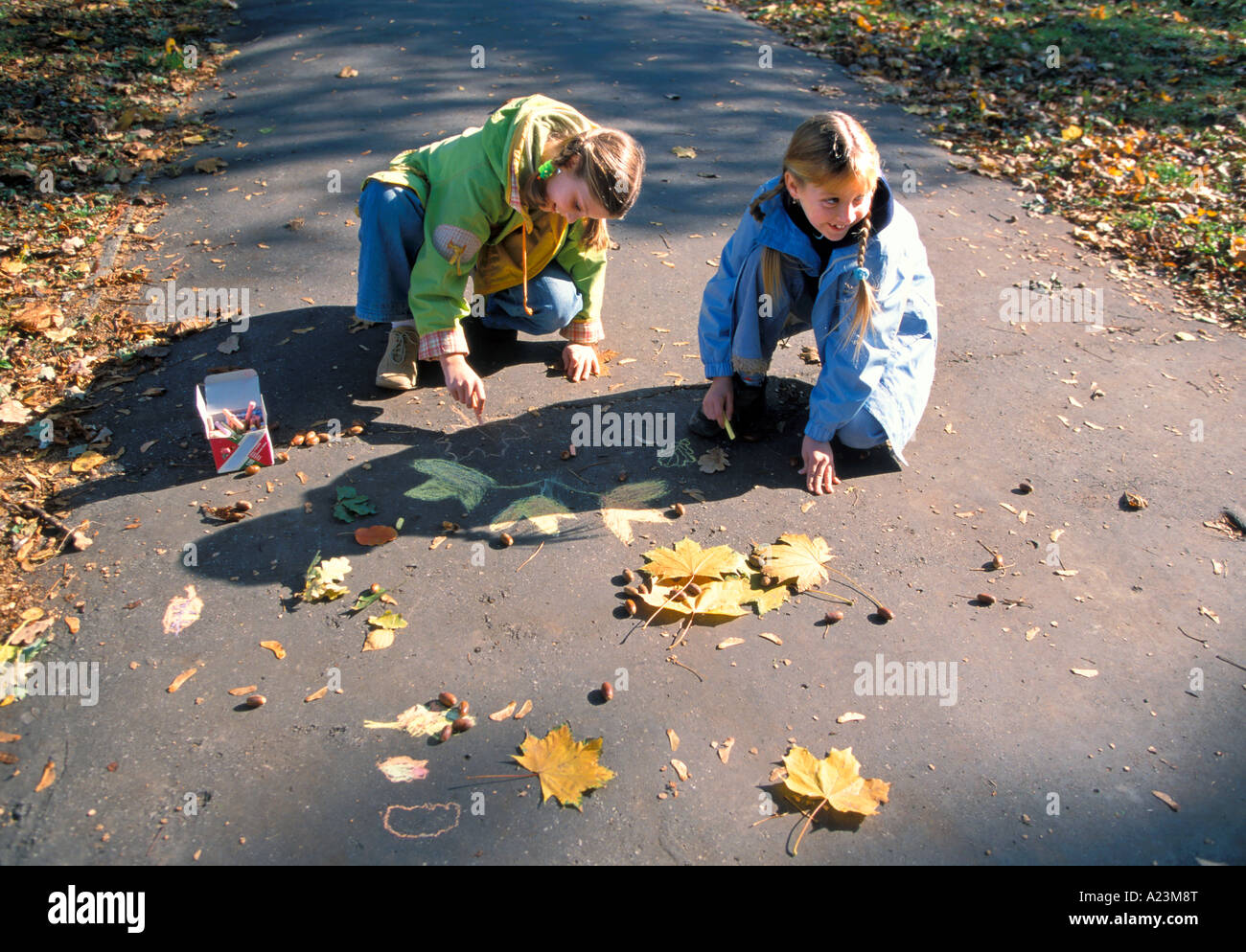 Zwei Mädchen, die Zeichnung auf Bürgersteig Stockfoto