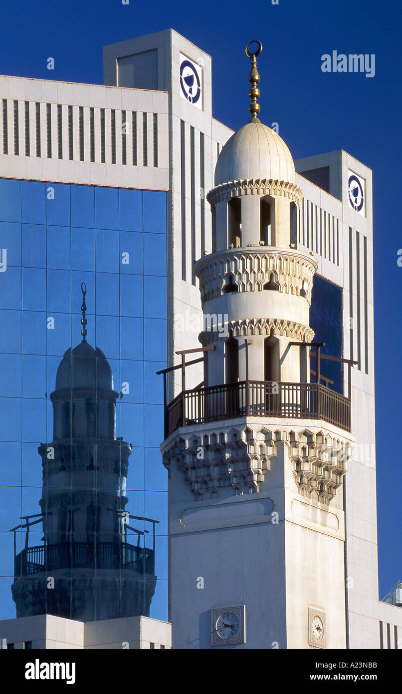 Al Muthana Moschee Minarett spiegelt sich in der Batelco Gebäude Manama Bahrain Persischen Golf nahe Osten Stockfoto
