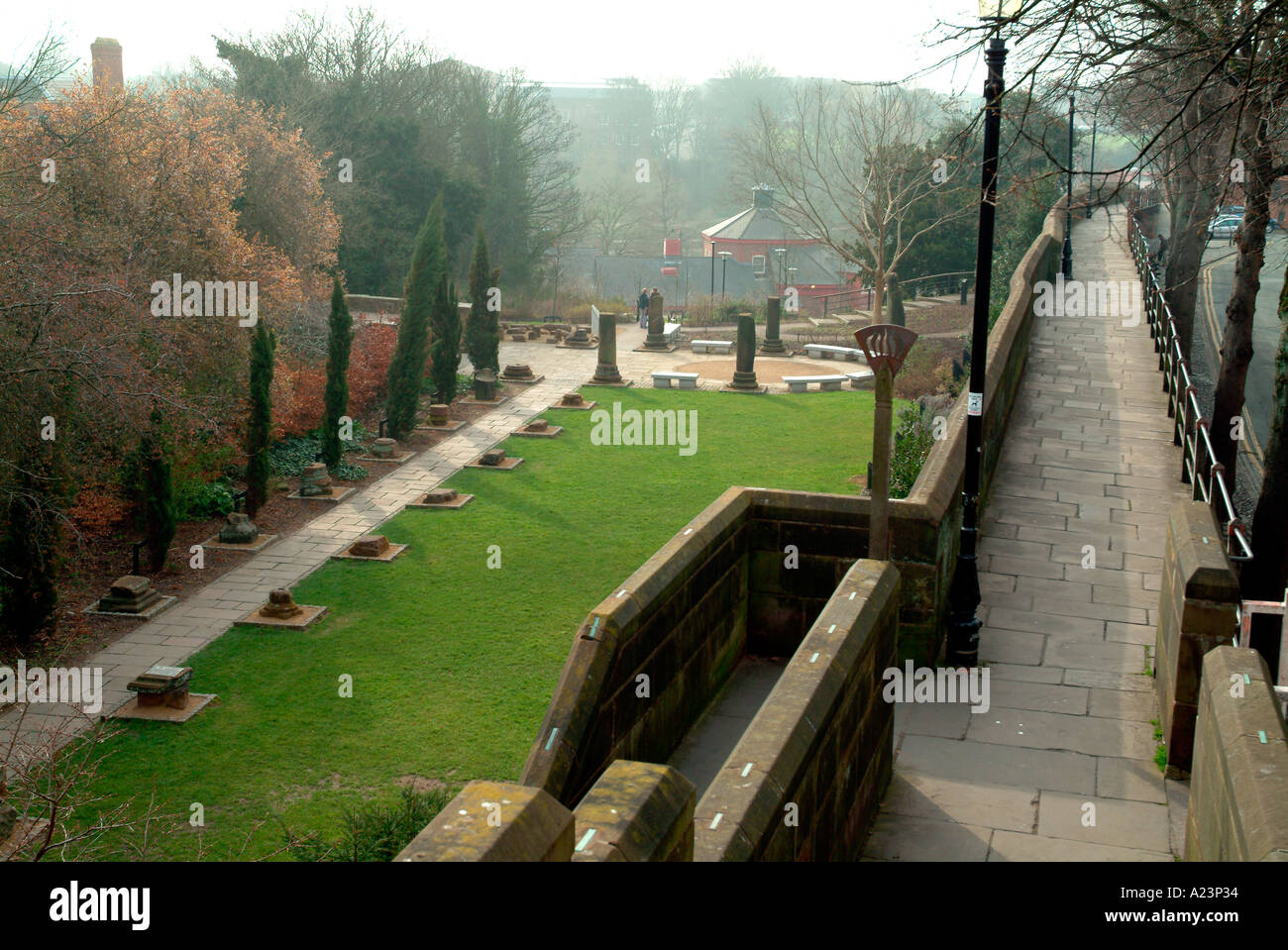 Römischer Garten und die Stadt Wand Chester England UK Stockfoto