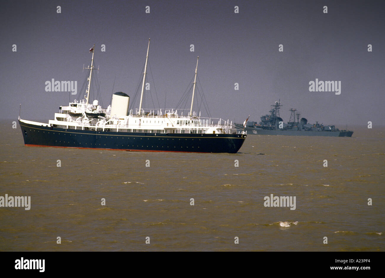 HMY Britannia in Begleitung der chinesischen Zerstörerin der Luda-Klasse Nanjing während ihres Besuchs in Shanghai, China, im Jahr 1986 Stockfoto