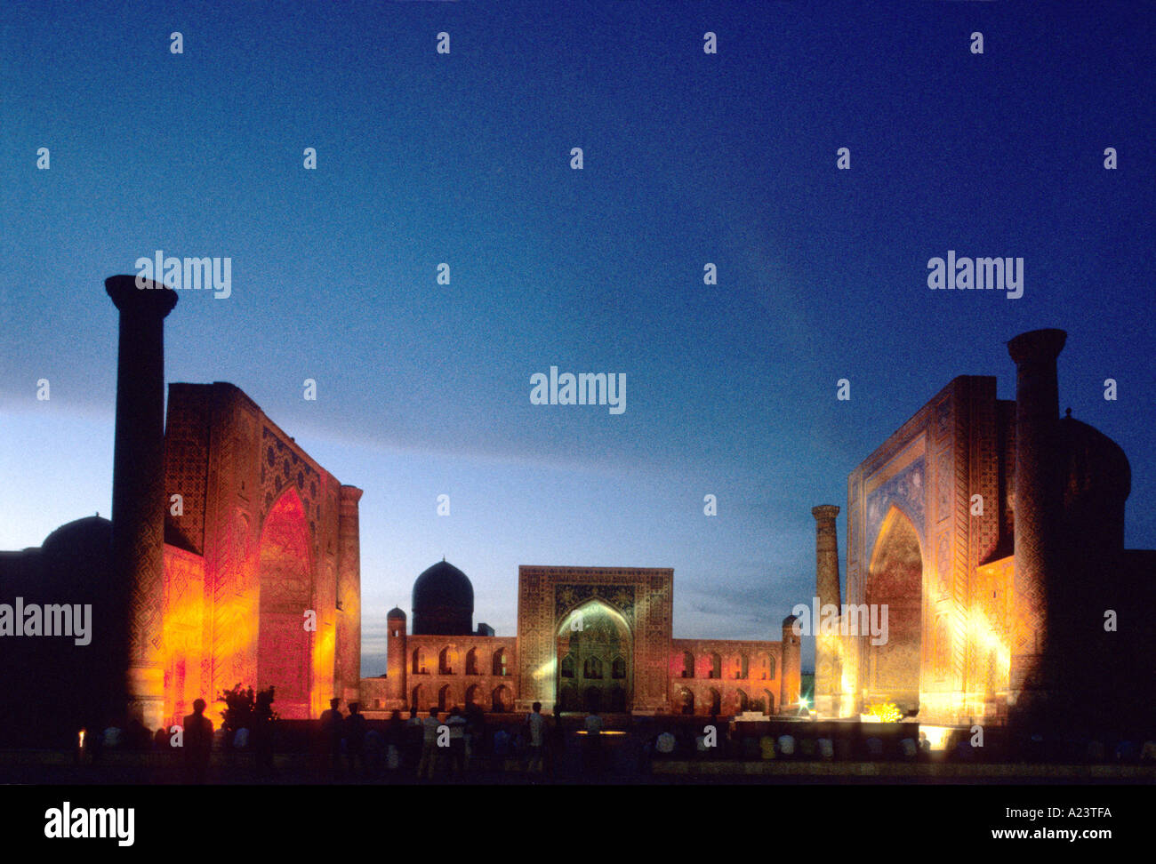 Am späten Abend Foto von der berühmten Shyr Dor Madrasah Moschee Registan Quadrat Usbekistan gegen den Abendhimmel mit Flutlicht Stockfoto