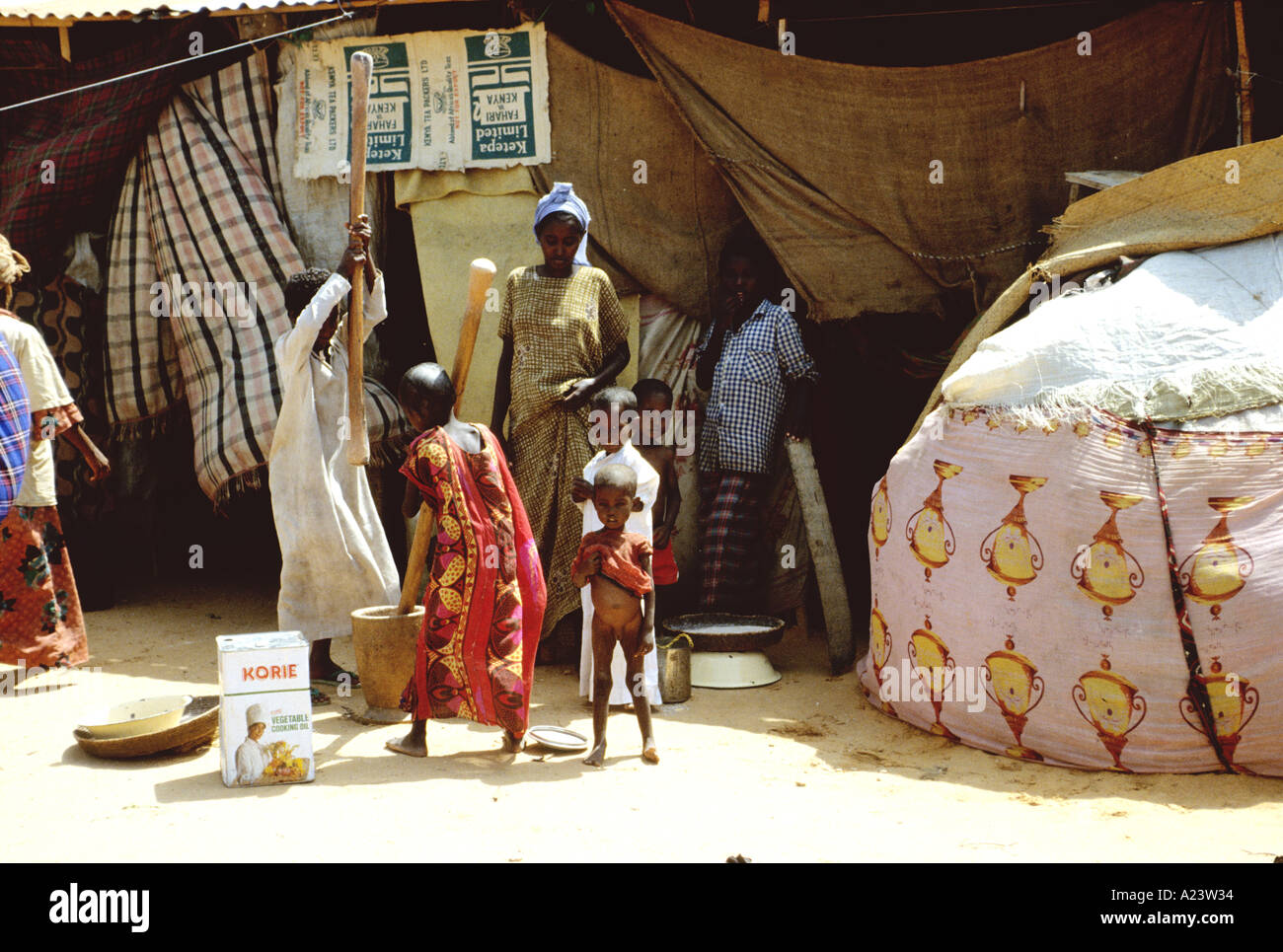 MÜTTER UND KINDER BEREITEN FODD IN SOMALISCHEN FLÜCHTLING LAGER IN MOGADISCHU Stockfoto