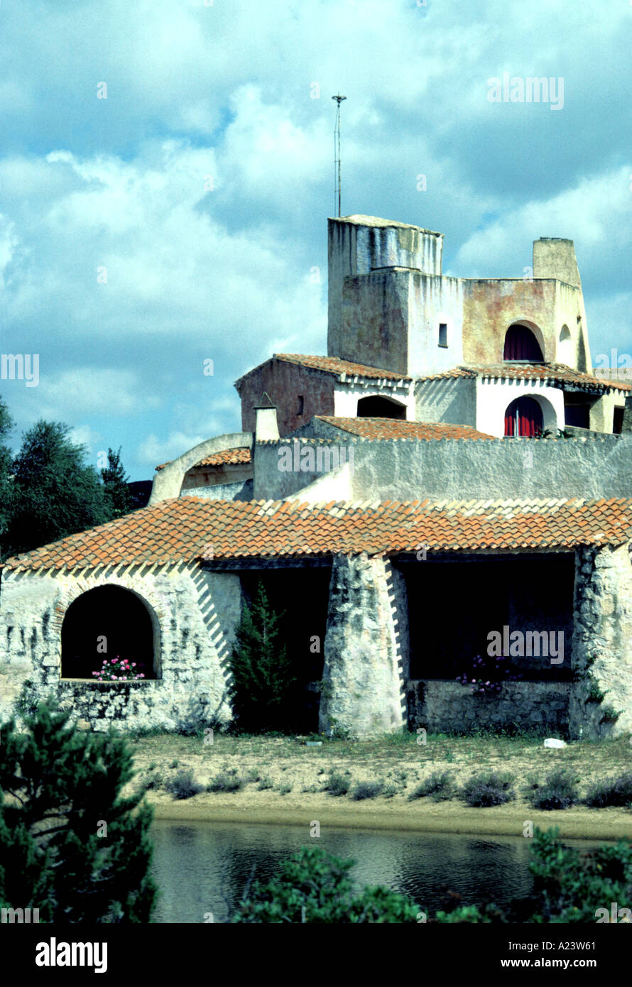 Das fünf-Sterne-Hotel Cala di Volpe soll aussehen wie eine alte Wasserburg an der Costa Smeralda in Sardinien, Italien Stockfoto