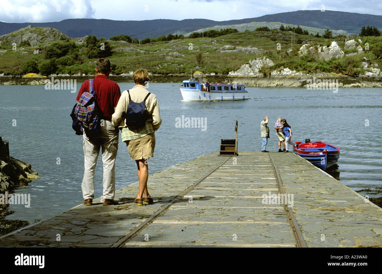Besucher zu GLENGaRRIF Insel Gärten warten auf die Rückfahrt mit der Fähre CO CORk Irland Stockfoto