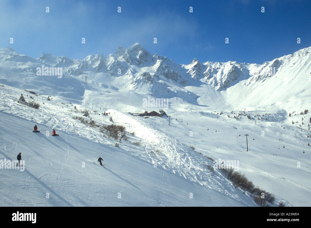 Courchevel Skipisten in Bergen von Trois Vallees drei Täler-Skigebiet der französischen Alpen Frankreich Europa Stockfoto
