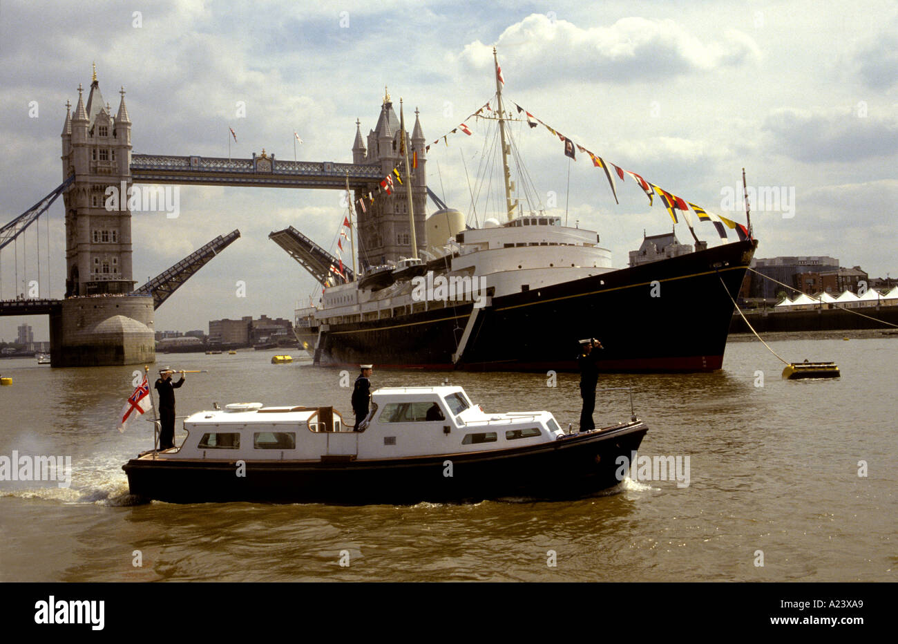 KÖNIGLICHE DRUCKVERSION BRITANNIA AN DER TOWER BRIDGE LONDON UK Stockfoto