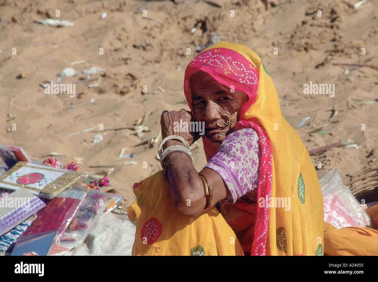 Rajasthani Frauen verkaufen Kosmetik bei der jährlichen Camel Pushkar fair. Ajmer, Rajasthan, Indien. Stockfoto