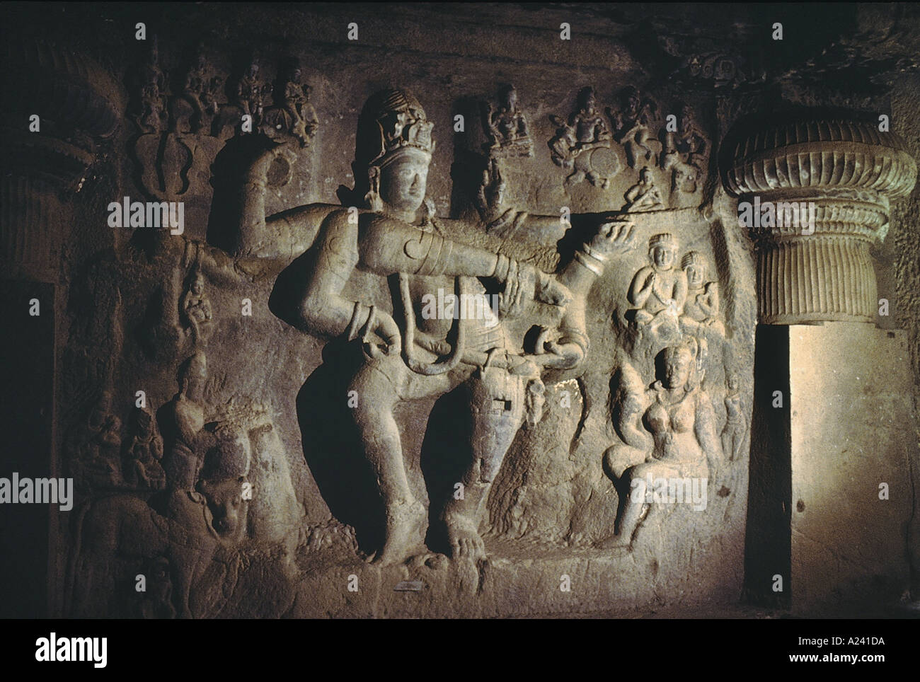 Höhle 29: Dumar Lena.  Panel auf der linken Seite des Eingangs.  Dancing Shiva. Ellora Höhlen Aurangabad, Indien Stockfoto