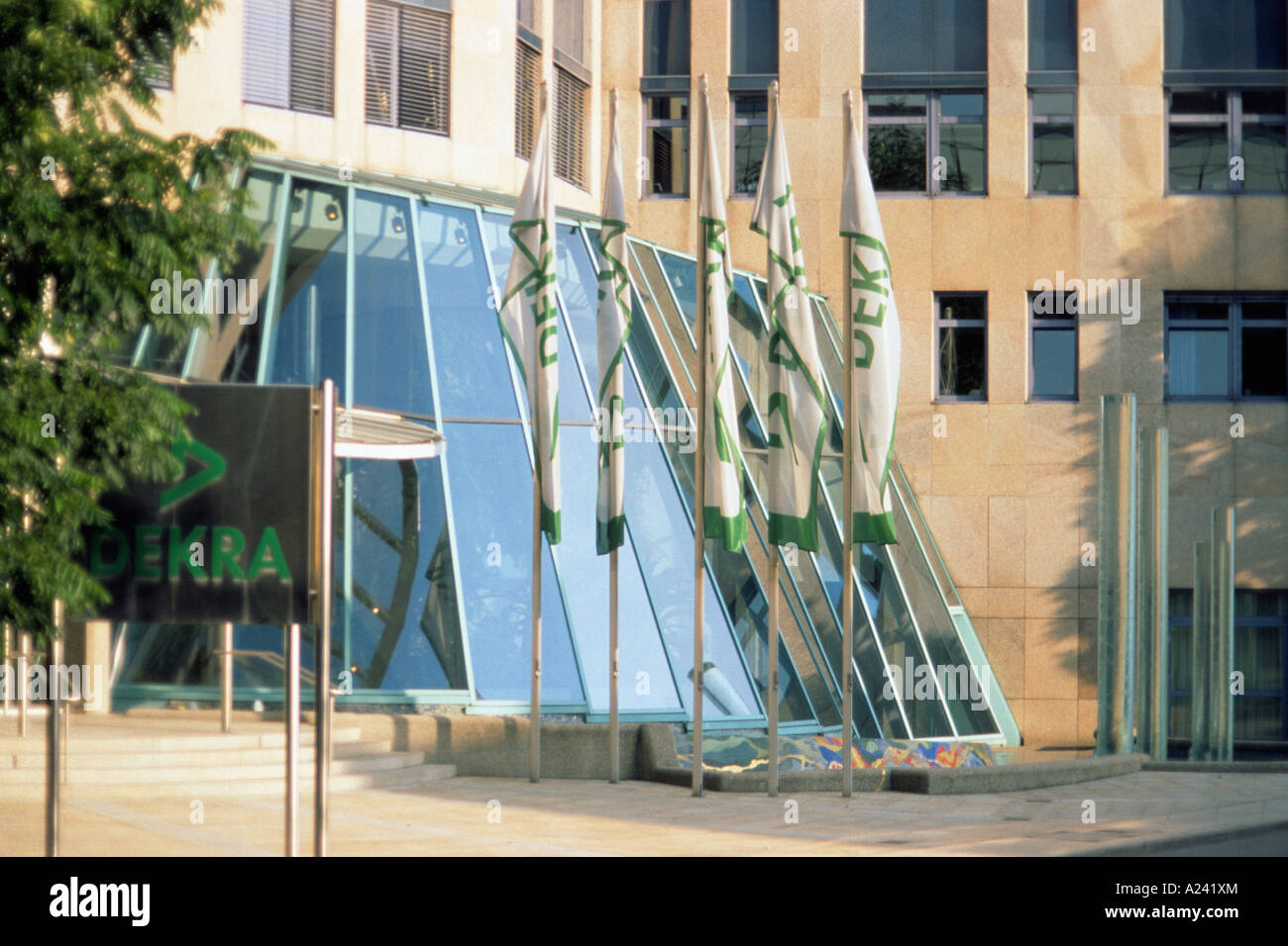 Sitz des Vereins zur technischen Überprüfung von Automobilen DEKRA in