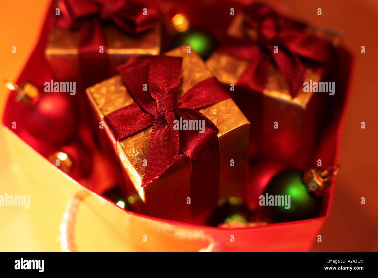 Weihnachtsgeschenke in einer Tasche mit Kugeln Stockfoto