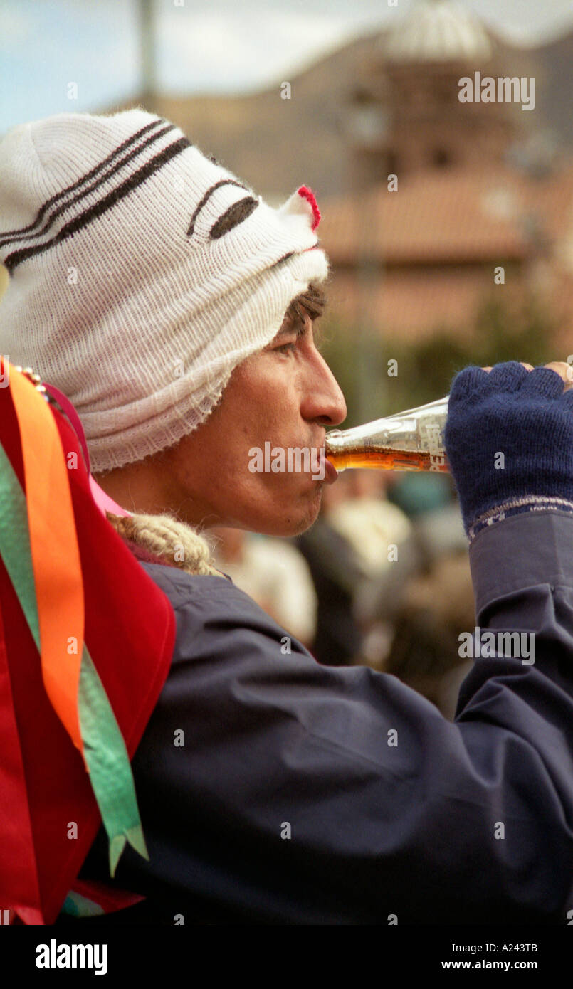 Porträt des peruanischen Mann trinkt zur Feier des Corpus Christi Stockfoto