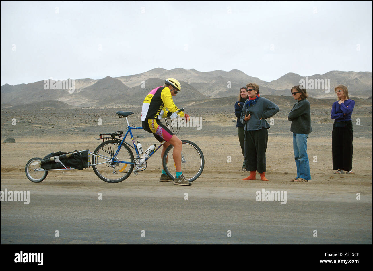 NAMIBIA SkeletonCoast Radfahrer braucht eine Pause Bild Charles Sturge Stockfoto