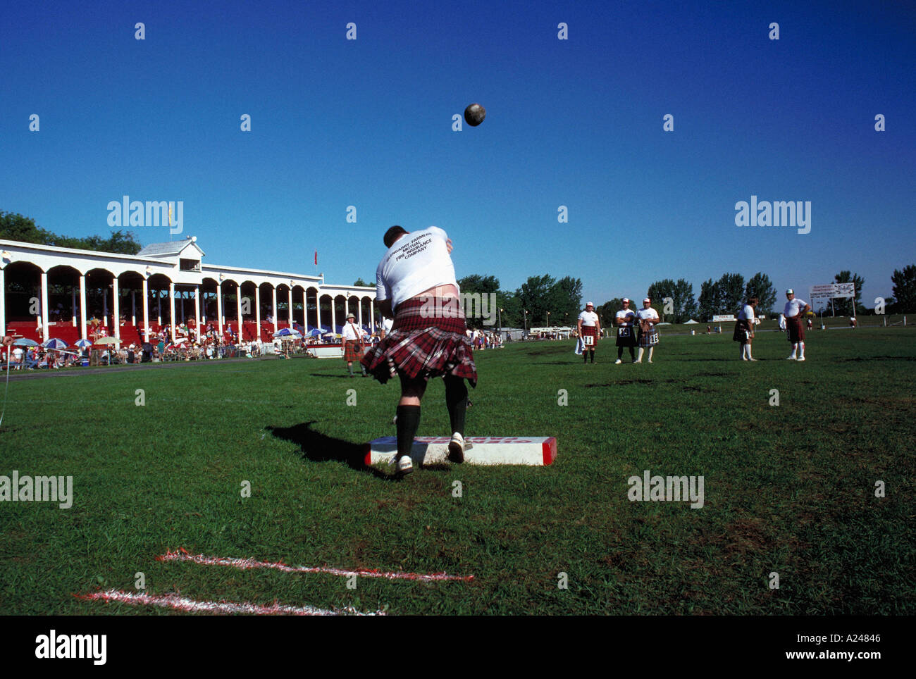 Gewicht auf Scottish Festival werfen viele weitere schottischen Highland Games Bilder Stockfoto