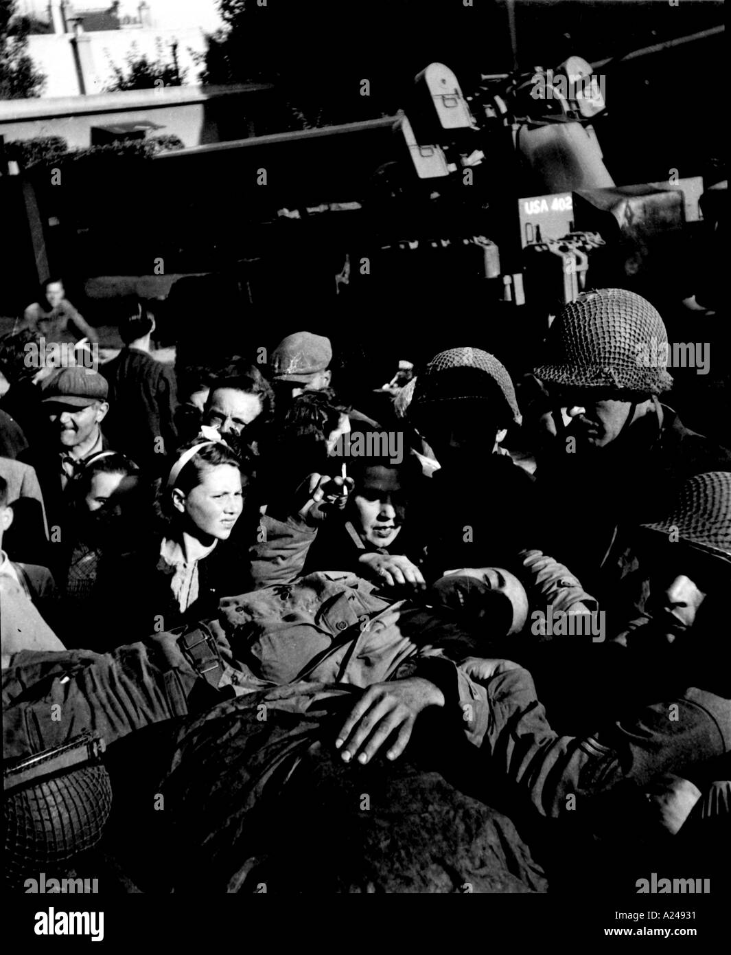 Wütender Mob rasiert Kopf der weiblichen Nazi-Kollaborateur in Frankreich George Looney Sammlung Stockfoto